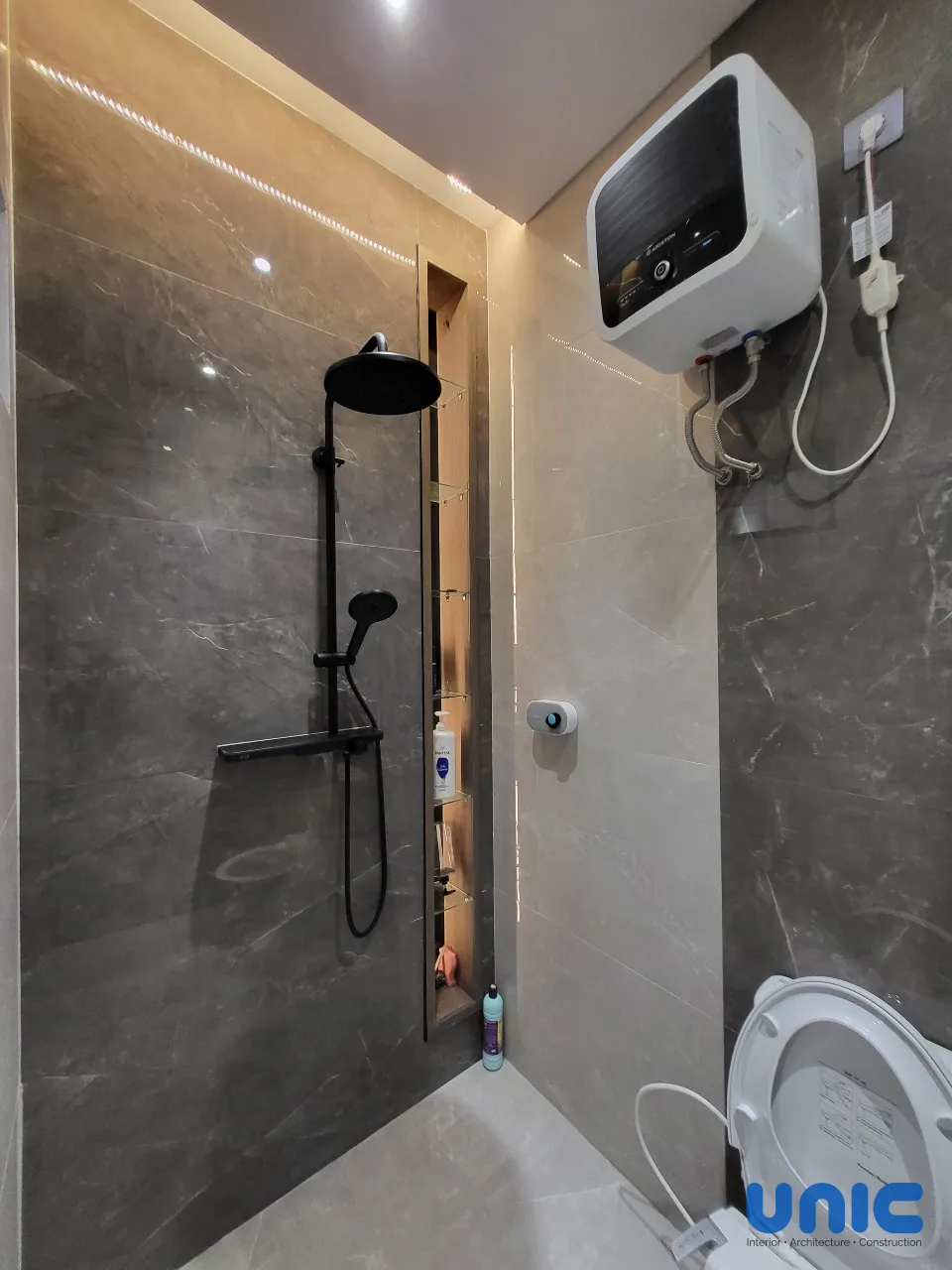 Interior Rumah Tumbuh Grand Harvest Surabaya: Transformasi Lahan 5x12 yang Fungsional & Estetik - Gallery 18