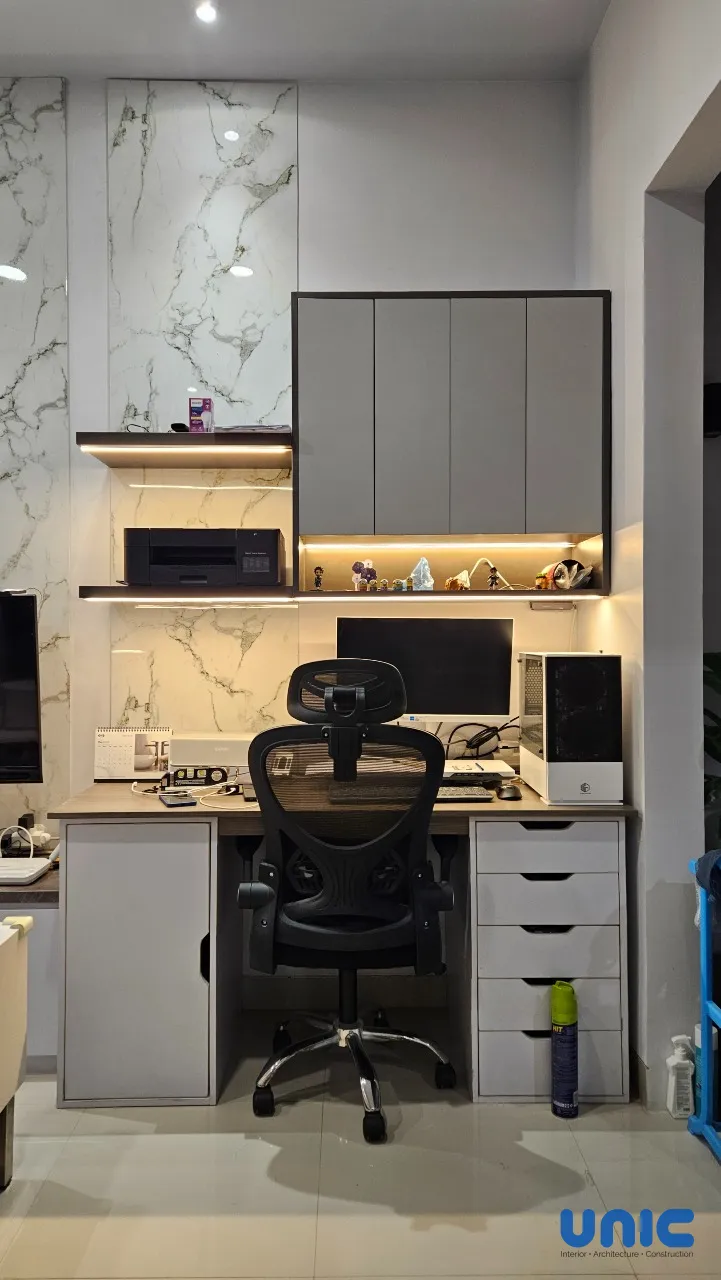 Interior Rumah Tumbuh Grand Harvest Surabaya: Transformasi Lahan 5x12 yang Fungsional & Estetik - Gallery 19